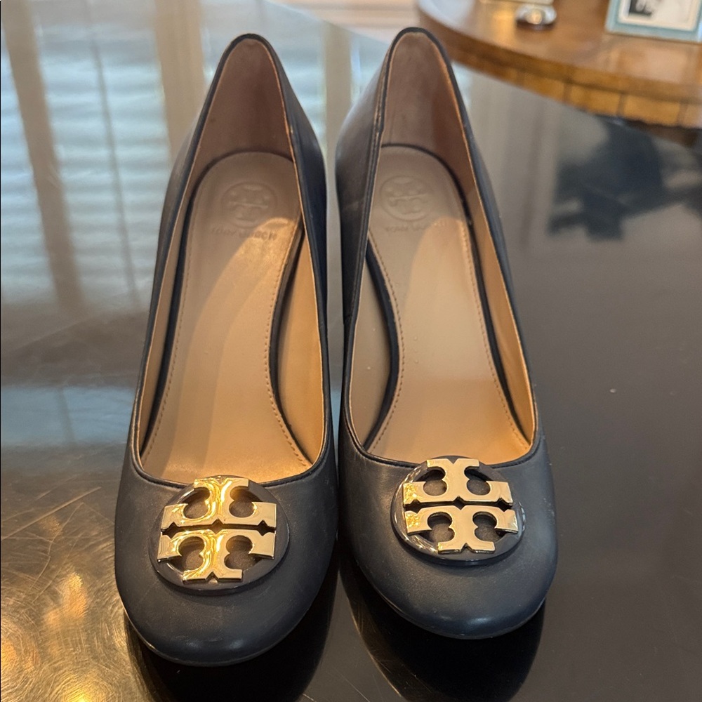 Tory Burch Navy Leather Block Heel Pumps Gold Logo Preppy Classic Size 8. - Picture 3 of 7